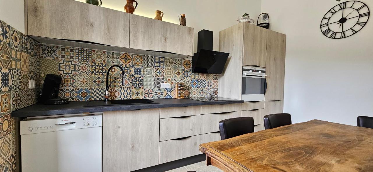 Bel & Ancien Appartement T3 Renove Dans Sartene Exterior photo